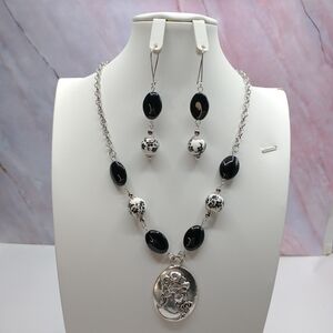 Hand Crafted Elegant Black and White Cameo Necklace and Earring Set